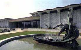 besser_museum_fountain_1.jpg